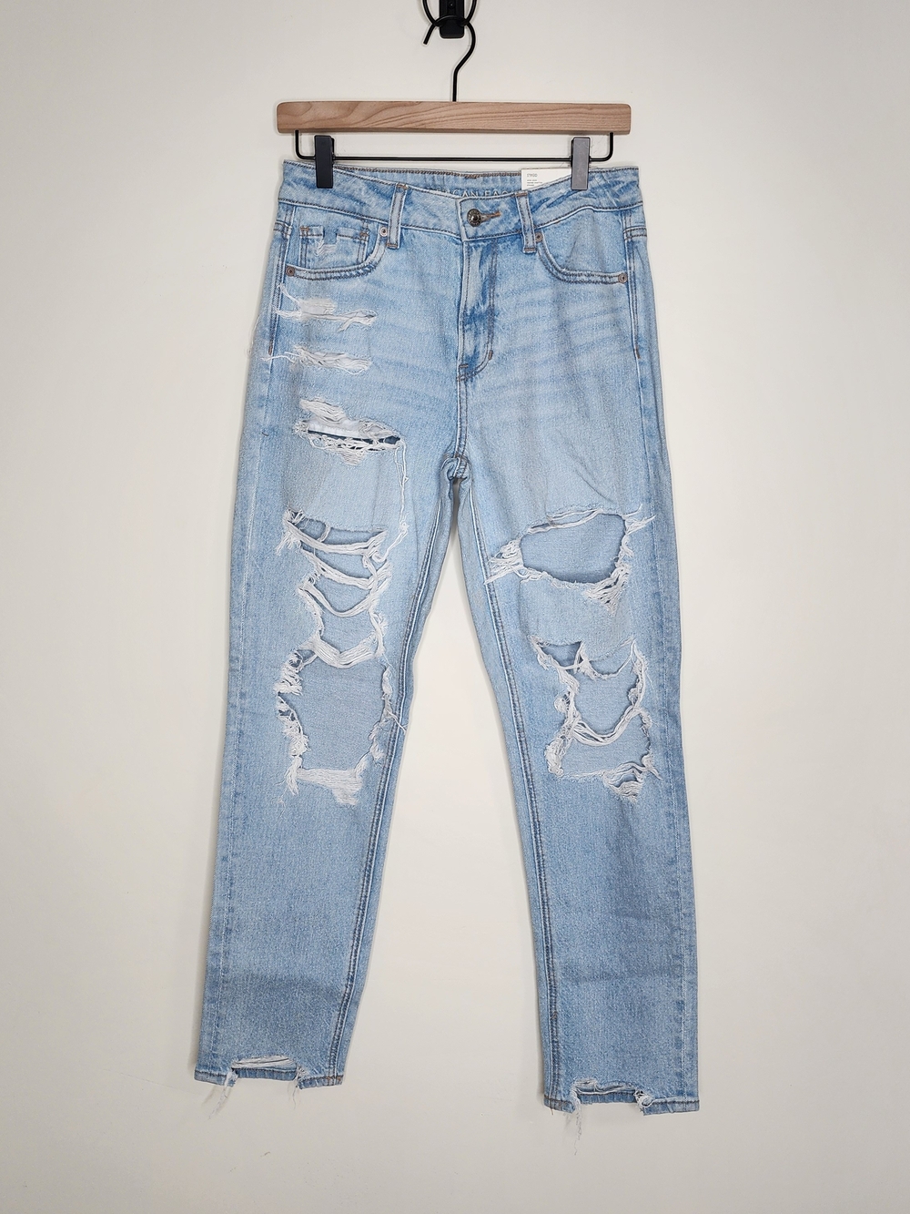 NWT American Eagle Strigid Mom Jean Light Wash Distressed Women’s Jeans Sz4 Reg
